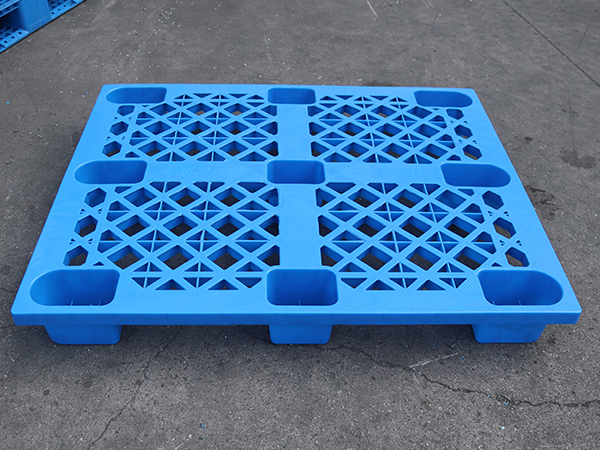 叉車與九腳塑料托盤尺寸匹配,降低應用破損